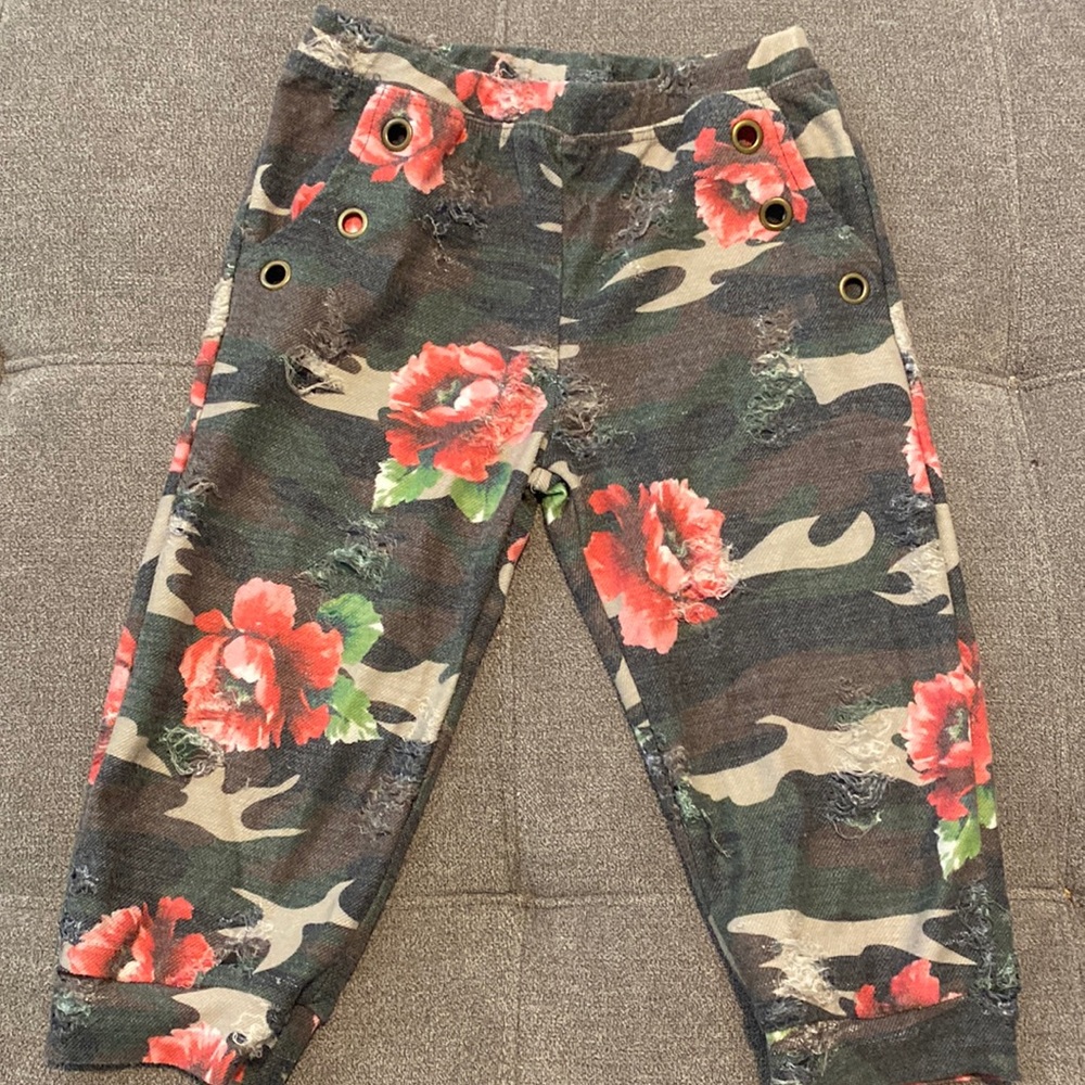 Sofi Camo/Rose Distressed Pedal-Pushers - sz 5